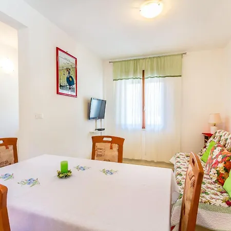 Apartamento Spacious With Covered Terrace Pula
