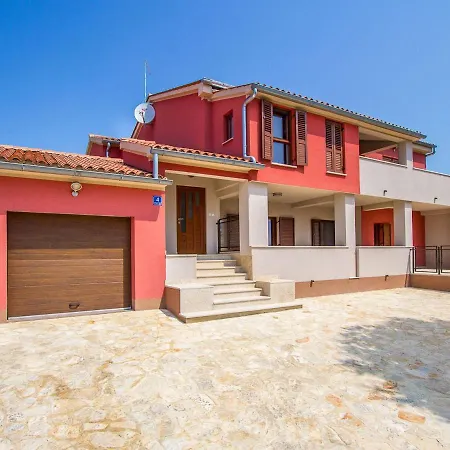 Apartamento Spacious With Covered Terrace Pula