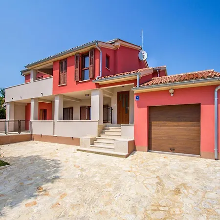 Apartamento Spacious With Covered Terrace Pula