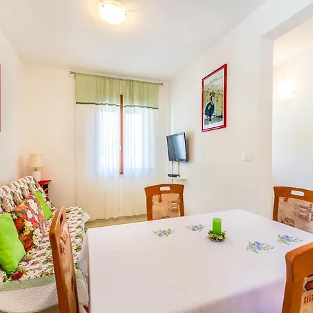 Spacious With Covered Terrace * Pula