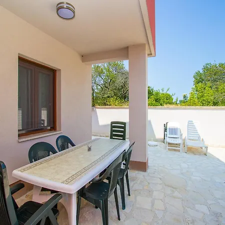 Spacious With Covered Terrace Apartment Pula